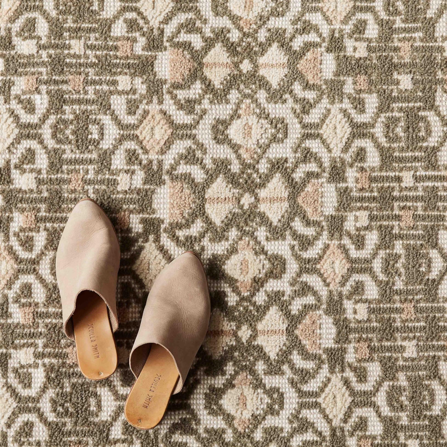 Hanita Hand-Knotted Decorative Rug